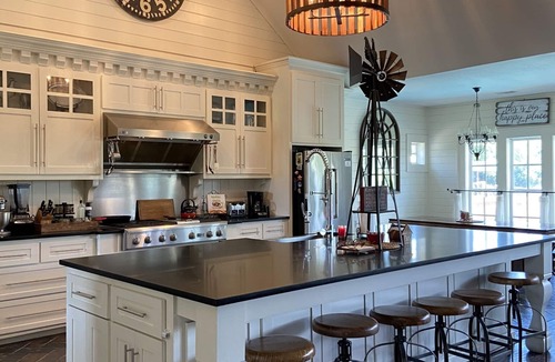 Rockwall House | BOOK FOR THE WORLD CUP-5 Bed Farmhouse with Pool, Pond, 45 minutes from stadium