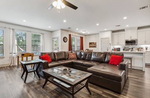 West Dallas House | BOOK TODAY! King Bed with Hot Tub, FirePit, BBQ, Large yard