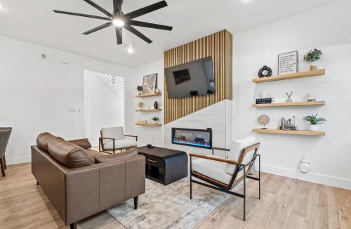 Cedar Crest House | Bottom District Skyline Retreat