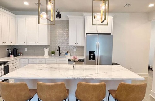 Lafayette House | Boudreaux House+KING Bed+Full Kitchen+65" TV+WiFi