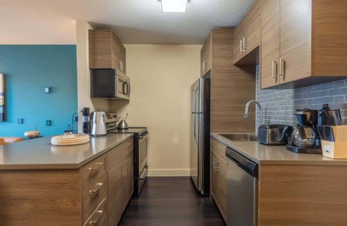 Riverside Apartment | Boulevard Stays 8 mins to Downtown King Bed Pool, Parking Gym 01