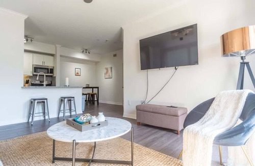 Irving Apartment | Boulevard Stays Comfy King 1BR Pool, Gym & Free Parking 05