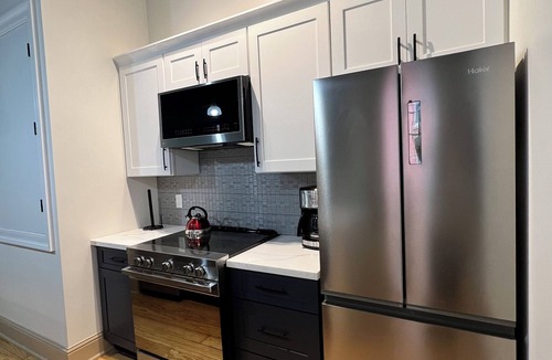 Central Business District House | Bourbon - Two Bedroom, A Block Away From Parades, Pet Friendly!