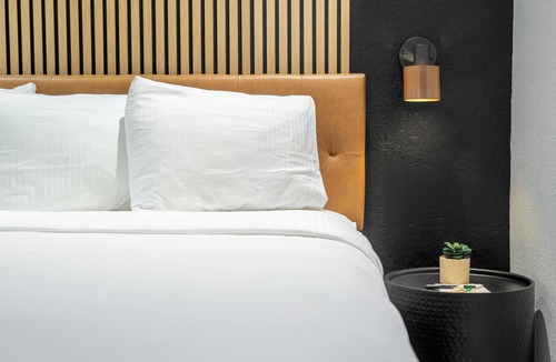 Bentonville Hotel | Boutique Bentonville Hotel Single King Unit - 24/7 Gym, Free Hot Breakfast + Wif