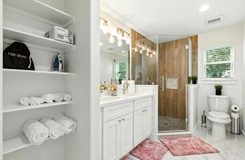 Northeast Houston Apartment | Brand-New 3 BR House Mins To Downtown and Airports