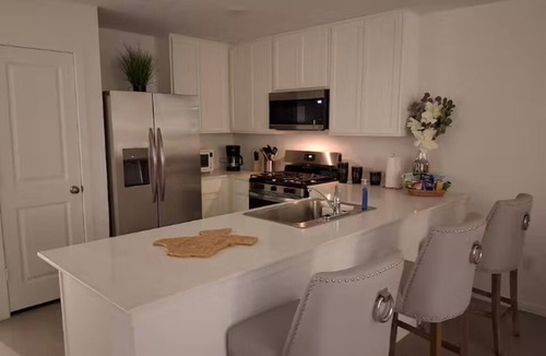 Humble House | Brand New Built Modern Oasis-8 Minutes from IAH Airport and restaurants/stores.