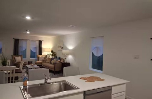 Humble House | Brand New Built Modern Oasis-8 Minutes from IAH Airport and restaurants/stores.