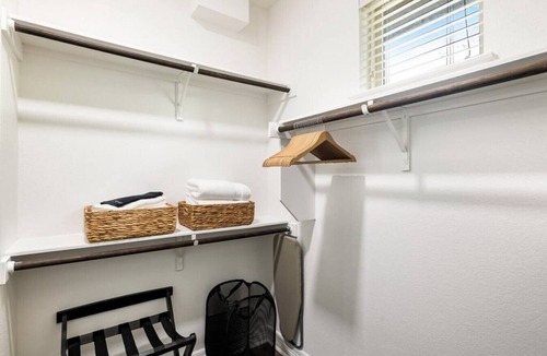 North University House | Brand new! Steps2 UT! Near DT! Luxury, Sleeps 10, Xbox, Ps5, CoffeeBar, Pets ok