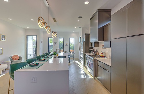 McKinley Heights House | Brand New Stylish 4 BDRM Home W/Pool In DT Austin Near SXSW Top Spots!