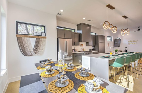McKinley Heights House | Brand New Stylish 4 BDRM Home W/Pool In DT Austin Near SXSW Top Spots!