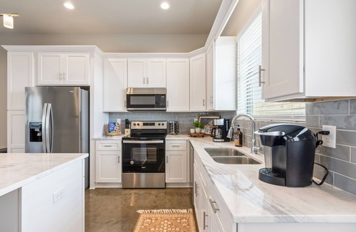 Youngsville House | Brand New Townhome Metairie Center Shopping Area Youngsville