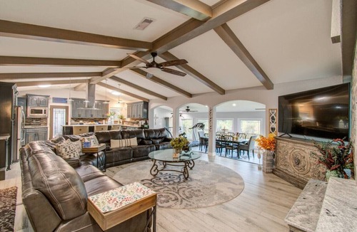 Wild Peach Village House | Brazoria Riverside Family Paradise!