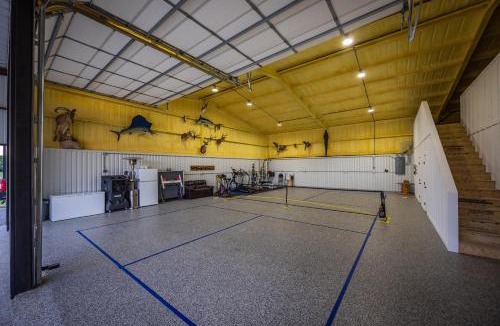 Gholson House | Brazos River Escape, Hot Tub, Indoor Pickleball, Firepit, Fishing, Kayaking, Nature Trail