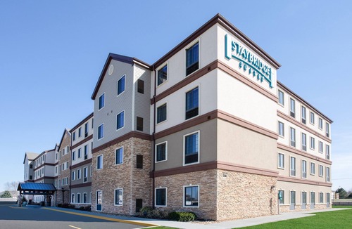 Lincoln Condo | Breakfast, Pool, Explore Univ of Nebraska