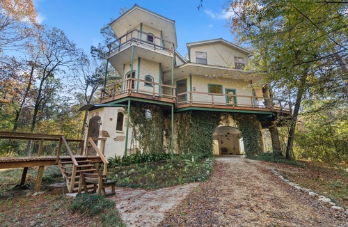Folsom House | Breathtaking, Wooded River Retreat " Isle Of View"
