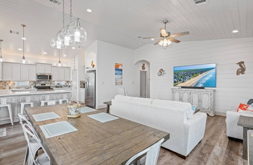 Crystal Beach House | Breeze Easy - Close to beach, fenced yard, cargo lift and more!