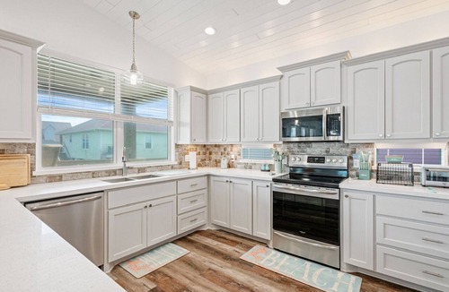 Crystal Beach House | Breeze Easy - Close to beach, fenced yard, cargo lift and more!