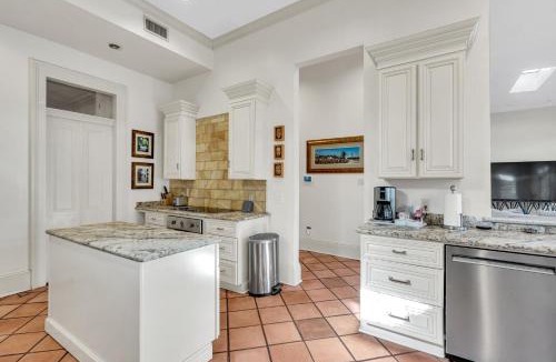 Lower Garden District House | Bright home w chef's kitchen near Mardi Gras r