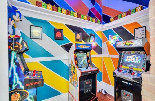 Esplanade Ridge House | Bright home w plunge pool & arcade games