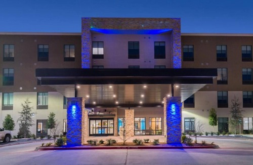 Fort Worth Hotel | Bright Modern King Room for Solo Travelers or Couples' Getaway Near Fort Worth