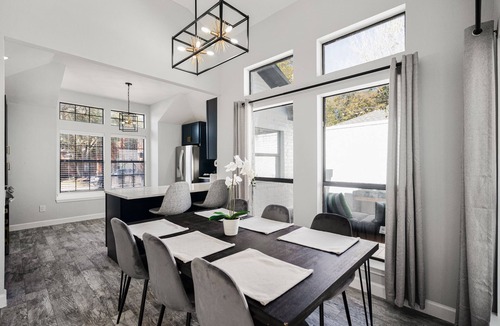 Far North Dallas House | Bright modern luxury centrally located home! 🐶 friendly KING BED