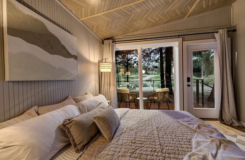 Alvord Cabin | Bright Modern Treehouse with Pickleball Court Near LBJ Grasslands | Alvord, Texas