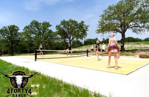 Alvord House | Bright Modern Treehouse with Pickleball Court Near LBJ Grasslands | Alvord, Texas