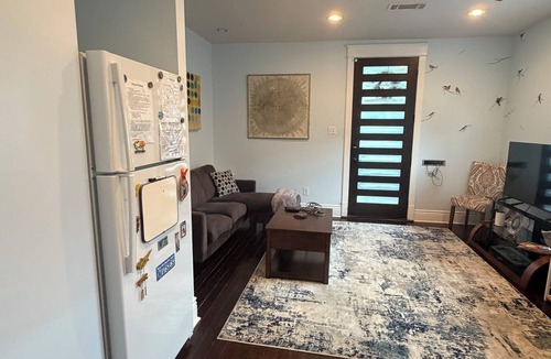 Leonidas Apartment | Bright, Roomy, Private 1/1 in Historic Riverbend