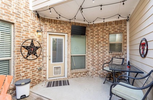 Irving House | Bright & Spacious 3 Bedroom Townhome, Minutes from DFW Airport