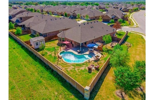 Leander House | Bright Stylish 3 BR Home w/Pool & Hot Tub