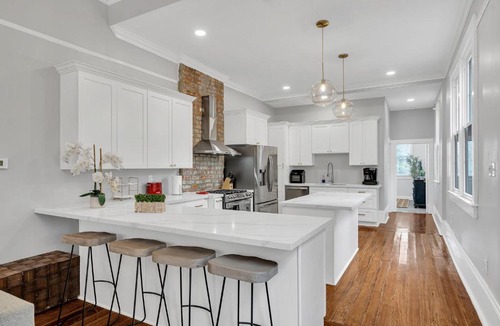 Uptown Historic District Apartment | Bright Uptown home w gated parking