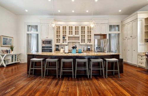 Lower Garden District Villa | Bright Villa w Heated Pool & Pool Table 5br 4ba