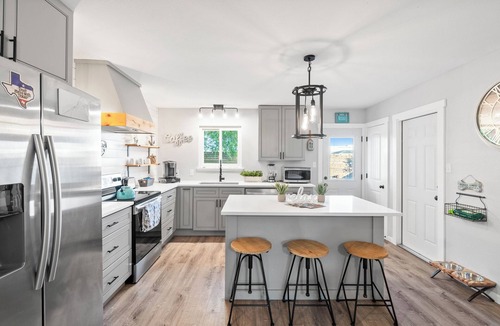 Bay Area House | Bring the Whole Crew Pets Too! 3BR w/Private Fenced Yard Near Beaches!