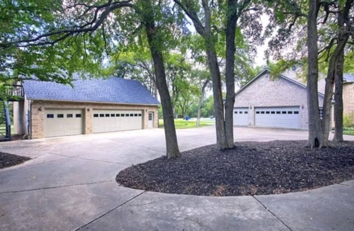 Leander House | Bring your extended family together for the holidays! 5 bedroom house on 5 acres