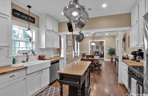 Broadmoor House | Broadmoor 3 Bed Pet Friendly Fenced Backyard