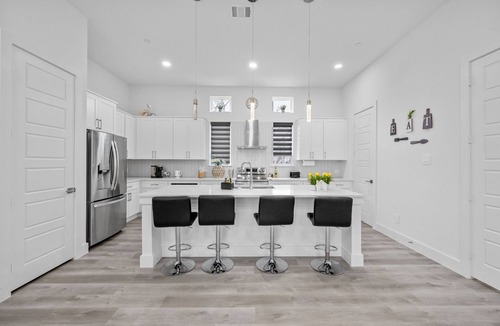 Dallas House | BRs w/Ensuite Baths l Pet-Friendly l Central Loc