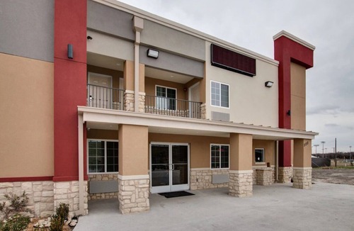 Fort Worth Hotel | Budget Accommodation Ideal For Couple Traveler | Room w/Free Breakfast