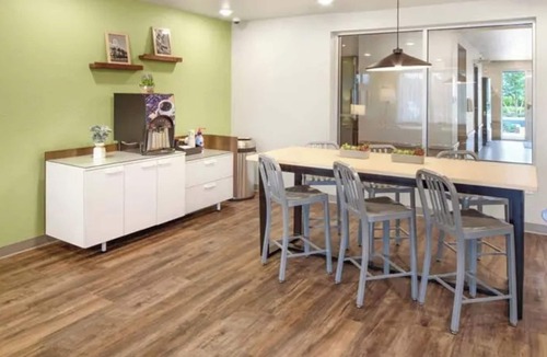 Austin Hotel | Budget-Conscious Suite Near Top Austin Spots – Full Amenities for Long Stays