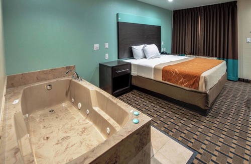 Fort Worth Hotel | Budget-friendly Accommodation | Room w/Hot-tub and Free Breakfast