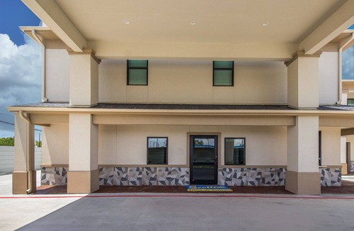 Hitchcock House | Budget-Friendly Room w/Kitchenette | Right off Highway 6, Near Galveston Beach