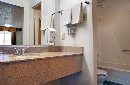 Decatur Hotel | Budget-friendly Room with Free Continental Breakfast | Near Decatur Square