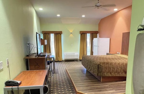 Humble Hotel | Budget King Room w/Convenient Features Near Houston City Center