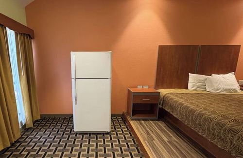 Humble Hotel | Budget King Room w/Convenient Features Near Houston City Center