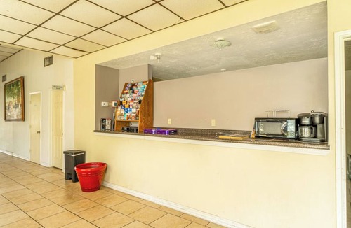 Livingston Hotel | Budget Stay King Bed Near Lake Livingston & Local Attractions