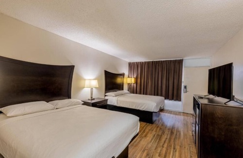Beeville Hotel | Budget Stay Near Beeville Country Club – 4 Rooms w/Free Parking