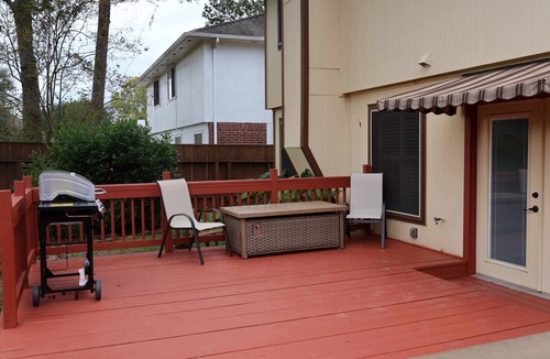 Atascocita House | Bumblebee Décor, 4 King Beds, near Bush/IAH Airport