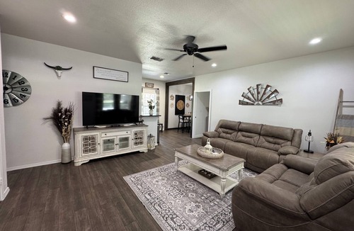 Burleson House | Burleson Farmhouse 3-bedroom house
