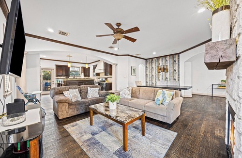 Knox - Henderson House | Business Friendly 14 Bed Duplex Mins to Downtown/Convention Center Walk to Bars!