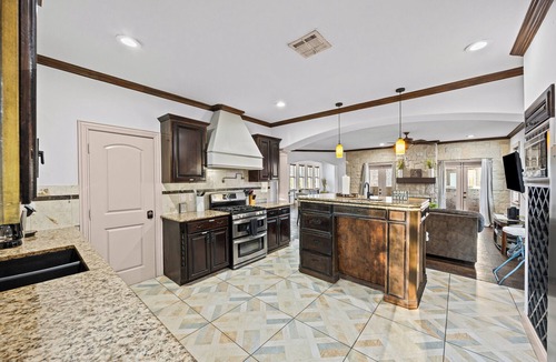 Knox - Henderson House | Business Friendly 14 Bed Duplex Mins to Downtown/Convention Center Walk to Bars!