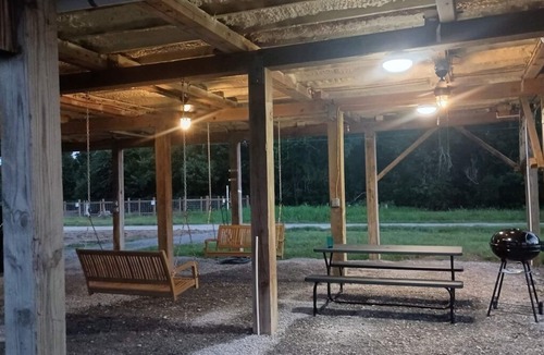 Houma House | Butsy's Fish Camp is a Cozy 3-bedroom house. Close to the BEST fishing in LA!